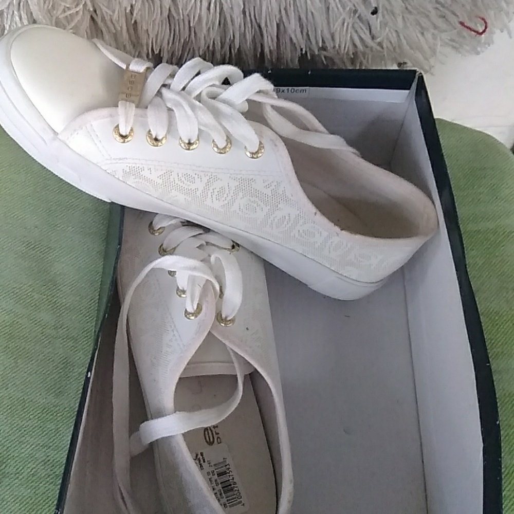 Tennis shoes